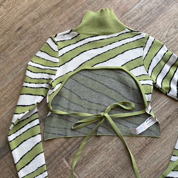 Open back turtleneck top - Picture 2 of 3